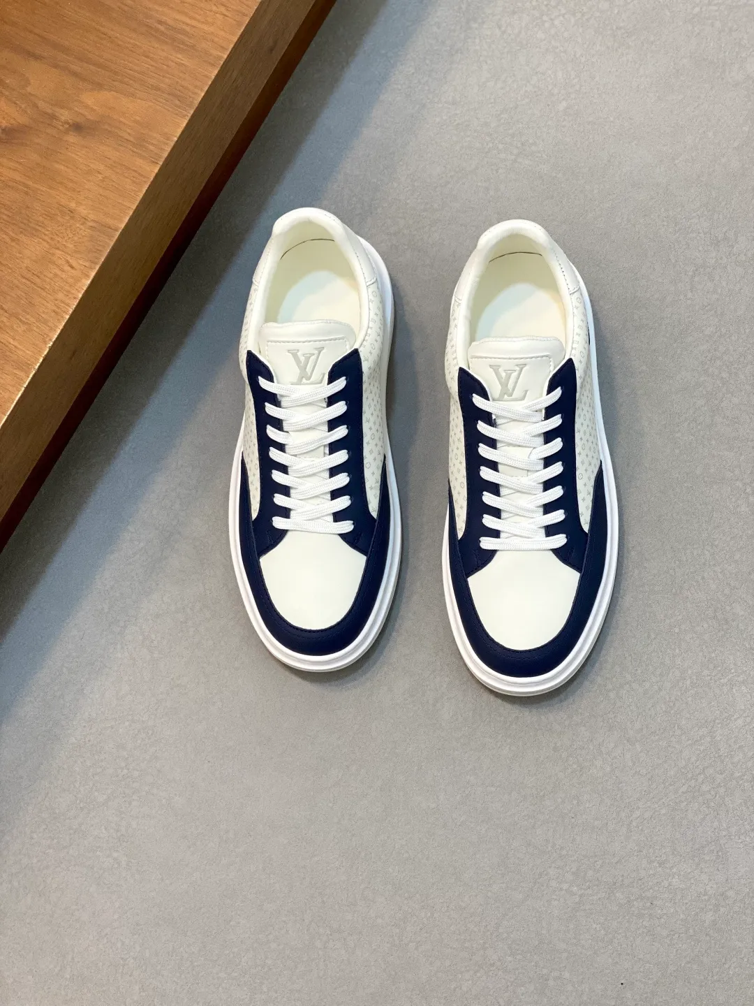 Factory price: 400💰LV🆕 New men's high-end casual sports shoes, using imported first-layer cowhide silk-screened brand lougou, original ultra-light men's shoes 💰u outsole, wear-resistant and comfortable, Monogram lougou embellished rubber outsole, breathable mesh lining, versatile classic style! Size: 38-44 (.45, 46 customized)